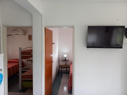 Habitación con Tv LED en la pared en Complejo Aguas Termales en Gualeguaychú