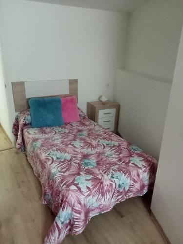- une chambre avec un lit doté d'un couvre-lit coloré dans l'établissement ALOJAMIENTO RURAL EL CARRIL, à Pegalajar