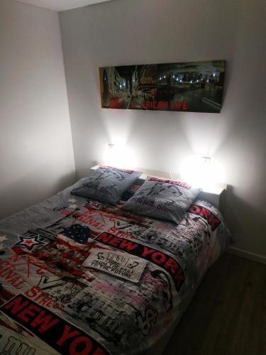 une chambre avec un lit avec une couette dessus dans l'établissement Le New York de Marchaux 2, à Marchaux