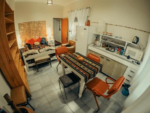 een keuken en een woonkamer met een tafel en stoelen bij Raices Andinas in Tinogasta