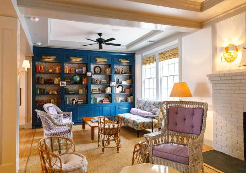 a living room with a blue wall at The Pridwin Hotel in Shelter Island