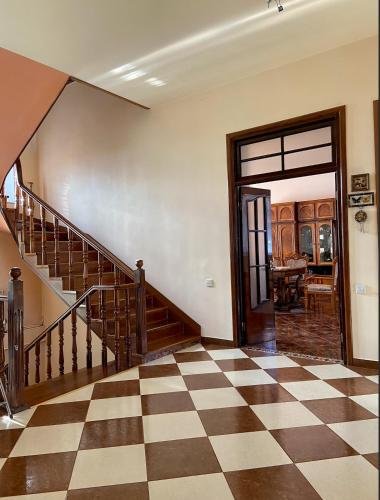 um quarto com uma escada e um piso de xadrez em Doctor's House em Guiumri