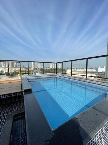 陶巴特的住宿－KEEP SUÍTES HOTEL，大楼顶部的大型游泳池