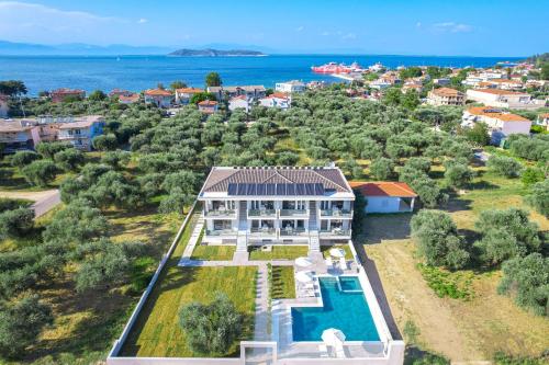 una vista aérea de una casa con piscina en Olia Thassos - Luxury Apartments, en Limenas