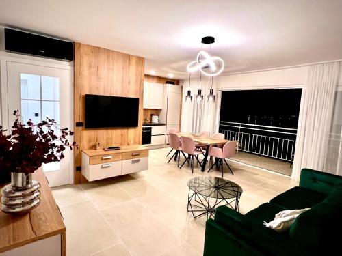 een woonkamer met een bank en een eetkamer bij ZADAR Panorama Sea View Apartments in Zadar