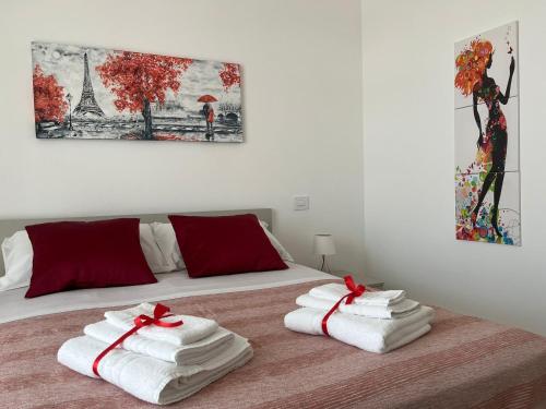 - une chambre avec un lit et des serviettes dans l'établissement Bed & Breakfast Torre Mare, à Salerne
