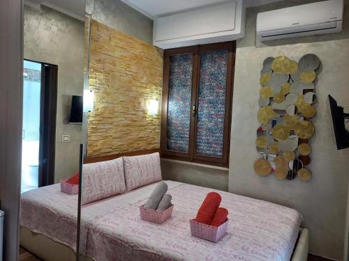 um quarto com uma cama com duas cadeiras em Inna Best House em Milão
