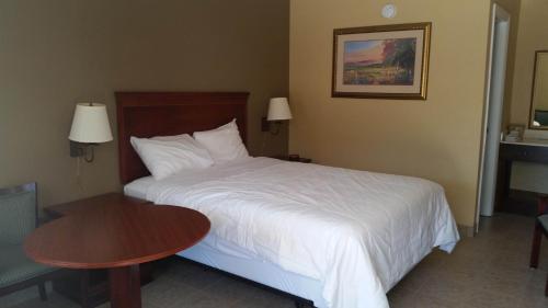 a hotel room with a bed and a table at Murphy Motel in Letitia