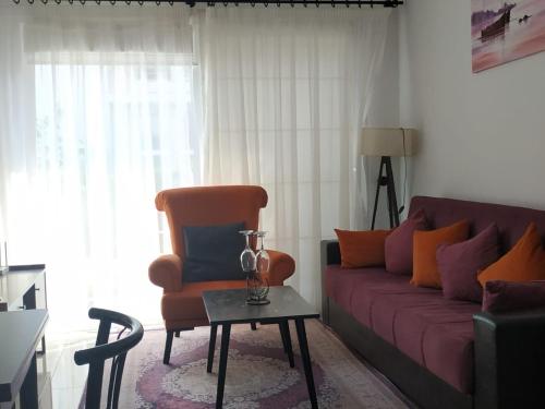 Гостиная зона в Luxury One-Bedroom Apartment with Private Garden Lukomorye E3