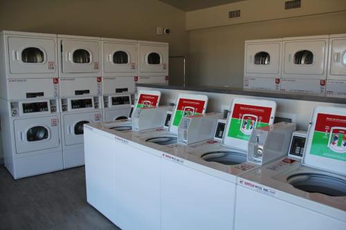 a laundry room with washing machines and a counter at Verde Ranch RV Resort in Camp Verde