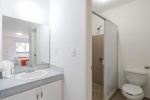 La salle de bains est pourvue d'un lavabo, de toilettes et d'une douche. dans l'établissement Hotel Imperial Laguna Faranda Cancún, à Cancún