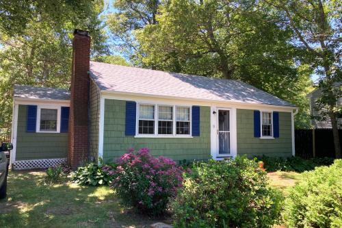 South Yarmouth Cottage about Half Mi to Beaches!