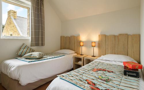 Ліжко або ліжка в номері Lagrange Vacances Les Hauts de la Houle