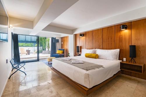 um quarto com uma cama grande e uma almofada amarela. em HOTEL LUCA em Cidade do México