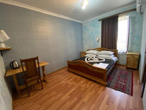 Areni的住宿－LiViTi，卧室配有1张床、1张桌子和1把椅子