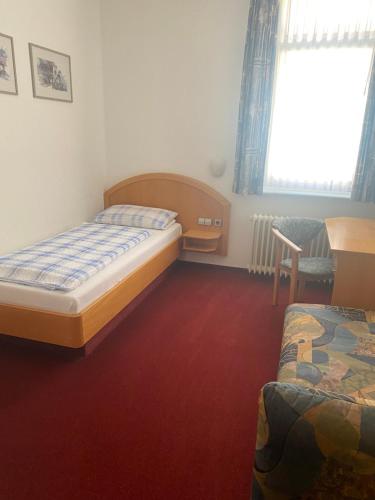 a bedroom with two beds and a window at Gasthof/Pizzeria Hirsch in Mühlheim an der Donau