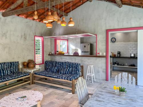 Una sala de estar con dos sofás y una mesa. en Casa Zulu - Vila Umoya, en Icaraí