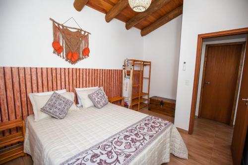 Un dormitorio con una cama con almohadas. en VEM para Balneario Camboriu na Praia do Estaleiro en Balneário Camboriú