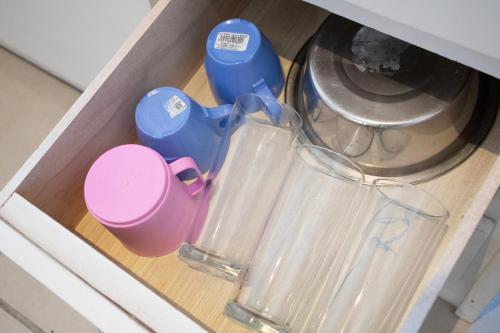 a drawer with two glass vases and a juicer at Isla Venados Renta Vacacional in Mazatlán