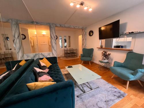 uma sala de estar com um sofá e uma mesa em Appartement Paris Grenelle - HALA PARIS em Paris