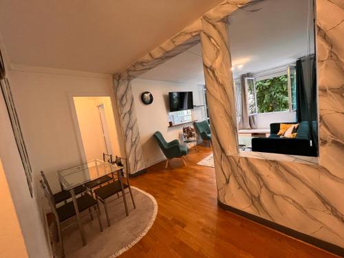 uma sala de estar com um espelho grande num quarto em Appartement Paris Grenelle - HALA PARIS em Paris