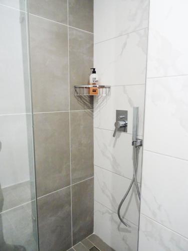 Bilik mandi di Callas Residence