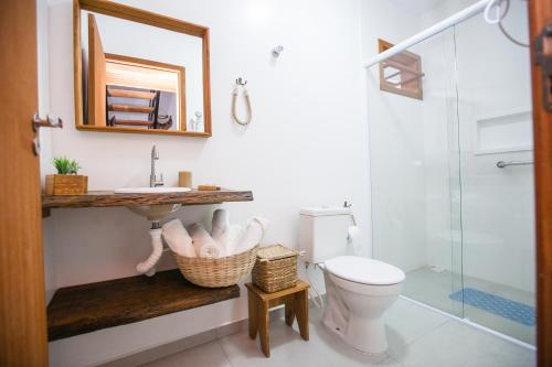 ein Bad mit einem WC, einem Waschbecken und einer Dusche in der Unterkunft Casa em Balneário Camboriú na Praia do Estaleiro in Balneário Camboriú