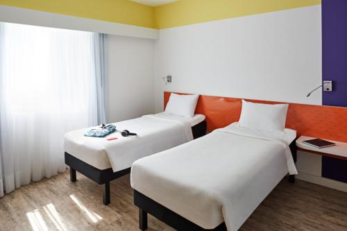 Ibis Styles Balneário Camboriú - 1 Quadra do Marにあるベッド