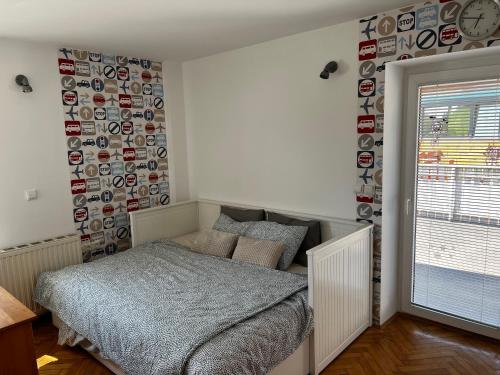 1 dormitorio con 1 cama y pared con pegatinas en Apartment Sawetz - Ptuj, en Ptuj