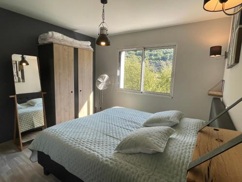 ein Schlafzimmer mit einem Bett und einem Fenster in der Unterkunft Clos du chapitre T2 - 2pers in Brides-les-Bains