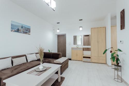 a living room with a couch and a table at Apartmán vo vile Kammergraf in Banská Štiavnica
