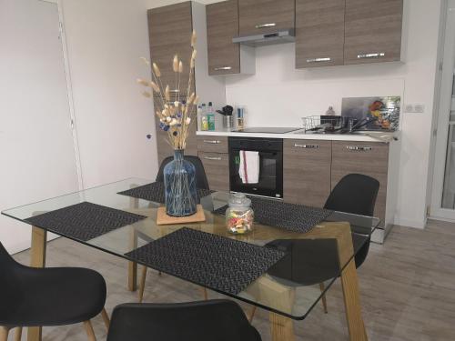 Kuchyň nebo kuchyňský kout v ubytování T3 avec salle de bain privative par chambre