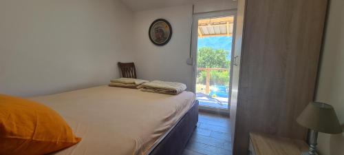 1 dormitorio con 1 cama con 2 toallas en Home of Laurel en Kotor