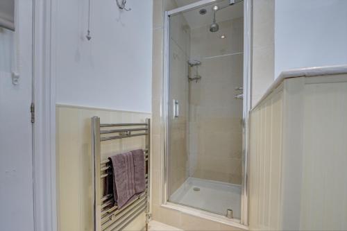 um chuveiro com uma porta de vidro na casa de banho em A Gem in Central Hull - Sleeps 6 em Hull