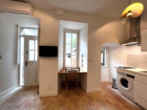 - une cuisine avec une table au milieu d'une pièce dans l'établissement Le Duc - Coeur De Dijon - Avec Terrasse et Climatisation, à Dijon