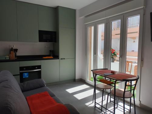 ein Wohnzimmer mit einem Sofa und einem Tisch in der Unterkunft Rentaly Holidays Apartamento Artes de Arcos Almería in Almería