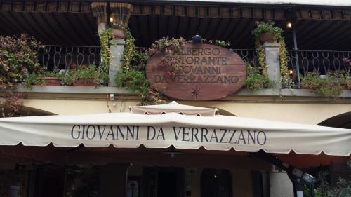 una señal en el lateral de un edificio con toldo en Albergo Giovanni Da Verrazzano, en Greve in Chianti