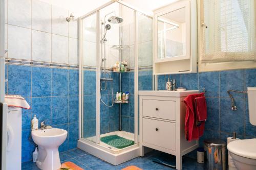 uma casa de banho com um chuveiro, um WC e um lavatório. em Generous family home em Vişeu de Sus