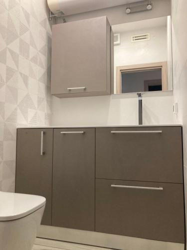 Et badeværelse på Il Paguro Apartment Giardini Naxos con piscina condominiale