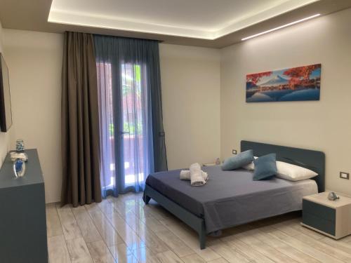 En eller flere senge i et værelse på Il Paguro Apartment Giardini Naxos con piscina condominiale