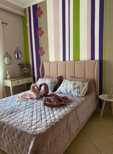 um bebé deitado numa cama num quarto em Sady's House em Yimnón