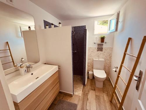 ein Bad mit einem Waschbecken und einem WC in der Unterkunft Magic Dream Seaview Villa Denia with 2 Pools, BBQ, Airco, Wifi in Denia
