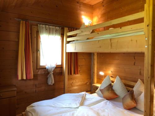 een slaapkamer met een bed in een houten kamer bij Schloßnerhof in Virgen