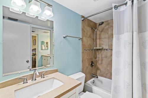 uma casa de banho com um lavatório, um WC e um chuveiro em 106 Madeira Norte Condo em St Pete Beach