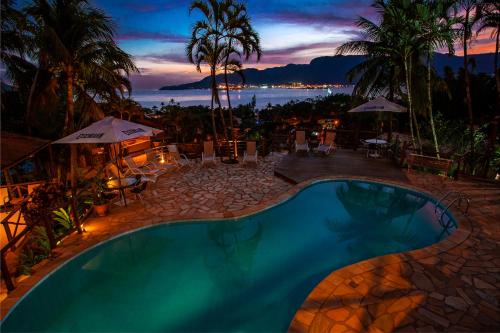 una piscina con vistas al océano en Pousada Altamira, en Ilhabela