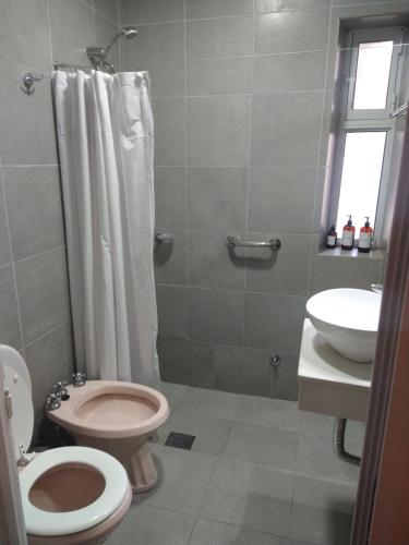 La salle de bains est pourvue de toilettes et d'un lavabo. dans l'établissement Azules de Abril, à Yerba Buena