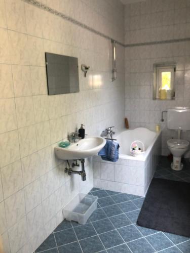 Un baño con lavabo, bañera e inodoro. en Villa Reder, en Bad Sauerbrunn