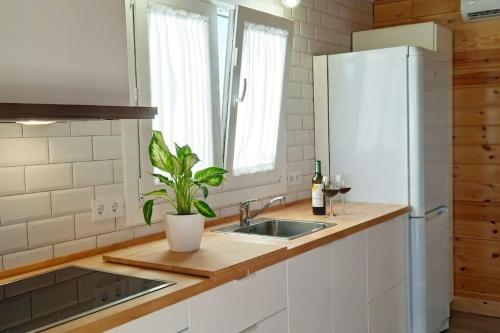 a kitchen counter with a sink and a window at Casa Nordica cerca del mar in El Palmar