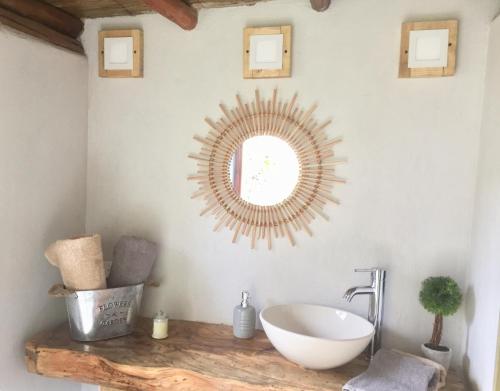 baño con lavabo y espejo en la pared en Acogedora cabaña en el bosque, Via La Calera, en La Calera