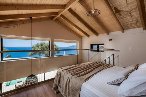 1 dormitorio con cama grande y ventana grande en Olive Zen Villa, en Akrotiri